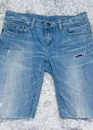 Крутые джинсовые шорты tommy hilfiger  оригинал все лого выбиты на пуговицах