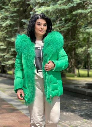 Жіночий пуховик з натуральним хутром лами зелений
