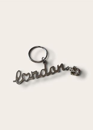 Металевий сувенірний брелок для ключів із написом «london» accessorize 🇬🇧