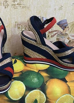 Нові босоніжки на танкетці німецького бренду catwalk.