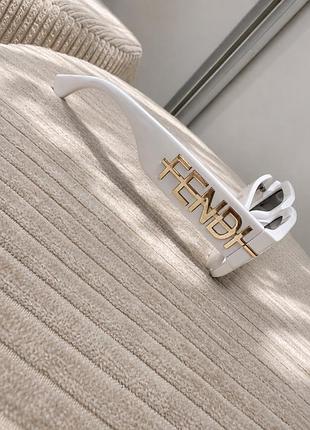 Сонцезахисні окуляри fendi біла оправа чорні лінзи