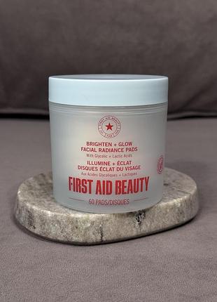 Отшелушивающие диски first aid beauty brighten + glow facial radiance pads