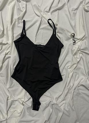 Боді жіноче prettylittlething чорне на тонких бретелях