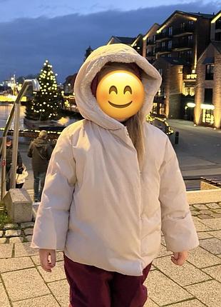Зимова курточка від zara, в молочному кольорі,дуже теплий,якісний і стильний…..стан ідеальний.розмір 104
