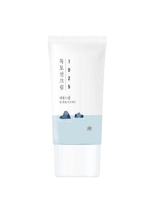 Сонцезахисний крем з морською водою round lab 1025 dokdo sunscreen 50 ml
