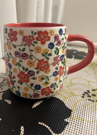 Керамічна чашка cath kidston (дизайн із дрібним квітковим принтом та червоною внутрішньою частиною та ручкою).
