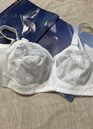 Triumph новый белый бюст без косточек
