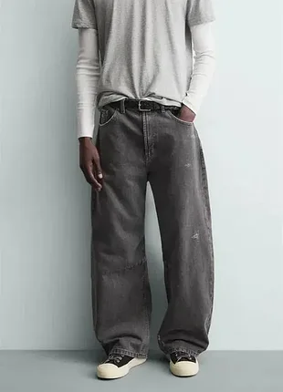 Вареные брюки zara barrel fit с эффектом потертости