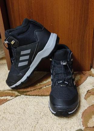 Черевики adidas terrex mid gore tex. 36 розмір, чорного кольору, мембраною