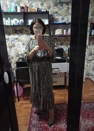 Довга сукня з тваринним принтом та поясом