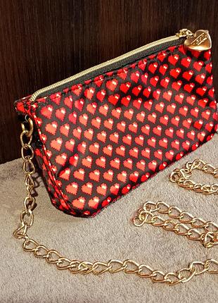 Сумочка через плечо moschino pixel hearts crossbody chain bag, кроссбоди