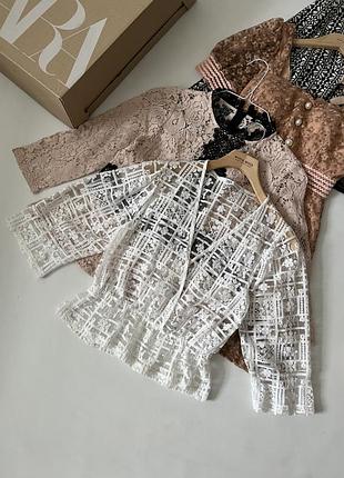 Мереживна блуза від бренду zara з глибоким v-подібним декольте та рукавами нижче ліктя