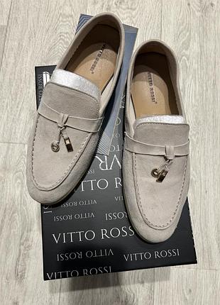 Бежеві жіночі туфлі-лофери бренда vitto rossi (натуральна замша)
