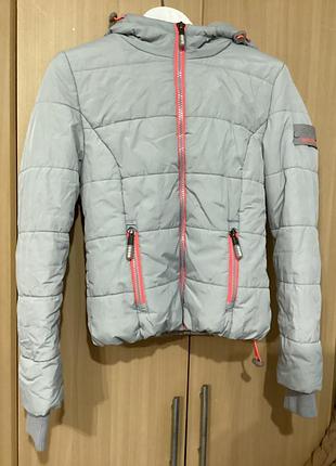 Жіноча утеплена куртка superdry sports puffer xs, стьобана, з капюшоном
