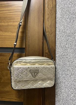 Жіноча сумка крос боді в золотистому кольорі guess