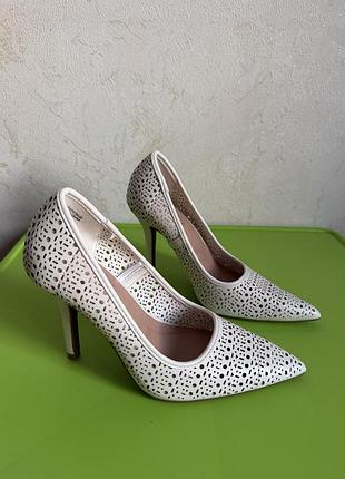 Білі перфоровані туфлі-човники new look comfort (розмір 37) на шпильці