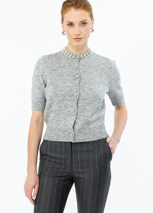 Сірий кардиган zara з прикрашеною горловиною  склад 43% поліестер 28% акрил 22% поліамід 6% вовна 1% еластан розмір м