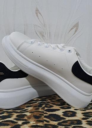 Жіночі білі кросівки кеди в стилі alexander mcqueen екошкіра масивна платформа маккуіни з чорним задником стильні нові