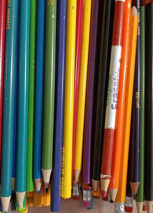 Кольорові олівці crayola та інші бренди. прості олівці.набір 300 шт. практично нові.