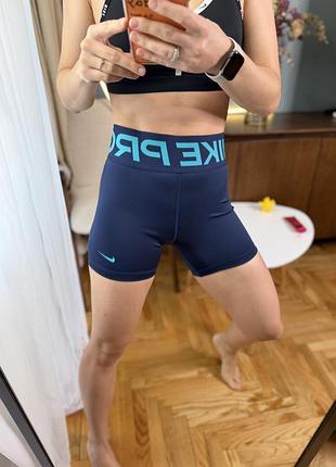 Темно сині спортивні шорти nike pro