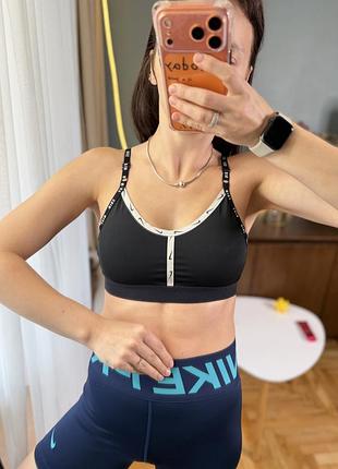 Чорний спортивний топ nike 4