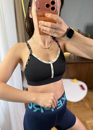 Чорний спортивний топ nike 5