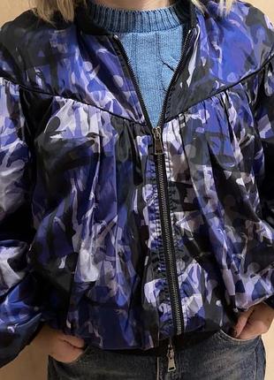 Жіноча вітровка коротка синьо-чорна абстракція розмір s