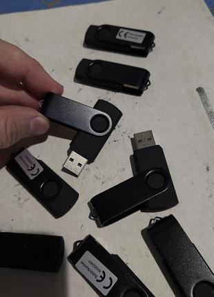 Usb-флеш-накопичувач чорний, поворотний механізм