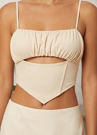 Бежевий корсетний корсет кроп топ майка на тонких брительках prettylittlething