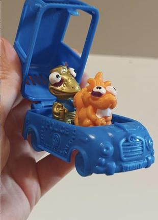 Синяя полицейская машинка (zom mobiles) из коллекции zomlings in the big town (серия 5), в которой сидят две фигурки zomlings.