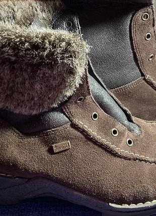 Жіночі зимові черевики rieker riekertex із натуральної замші, коричневого кольору.