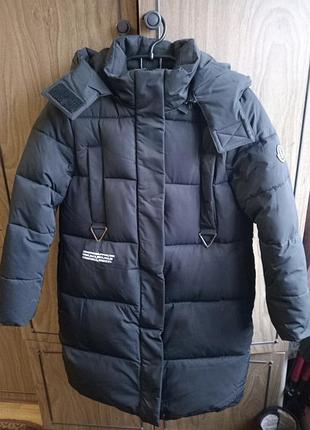 Пуховик чорний з капюшоном