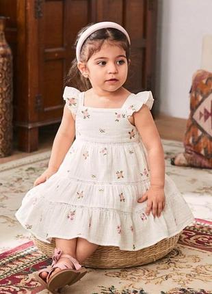 Легкое детское платье (сарафан) молочного цвета с мелким цветочным принтом, рюшами на бретелях и многослойной юбкой