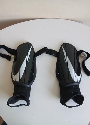 Щитки футбольні nike. розмір l