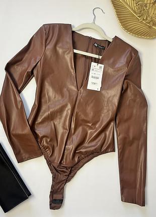 Боді з екошкіри zara