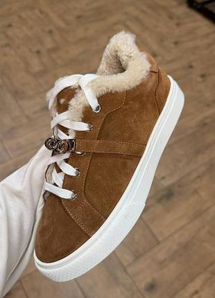 Зимняя модель культовых кед hermès day sneaker металлическая застежка-пряжка kelly buckle из натуральной замши и полностью утеплены густым мехом