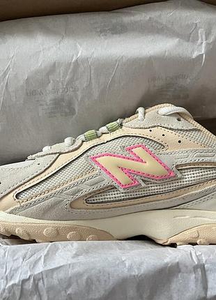 Кроссовки new balance бежевые с розовым