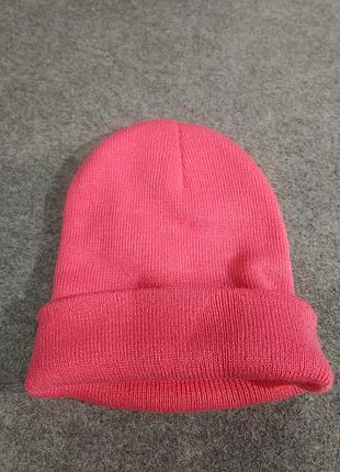 Универсальная (unisex) базовая шапка бини классической формы, выполненный мелкой эластичной вязкой («резинкой»)