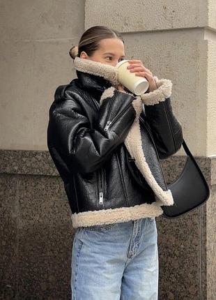 Дублянка жіноча bershka авіатор чорна коротка зі штучним хутром