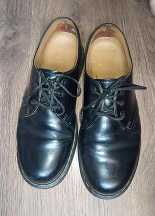 Культові низькі туфлі dr. martens 1461 у класичному чорному кольорі з характерною фірмовою жовтою строчкою по ранту