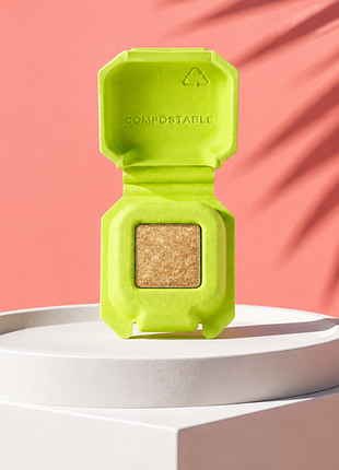 Моно-тени для век half magic eyeshadow singles от американского косметического бренда half magic (созданного визажистом сериала «эйфория»).
