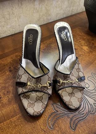 Жіночі мюлі gucci з принтом gg supreme та трензелем