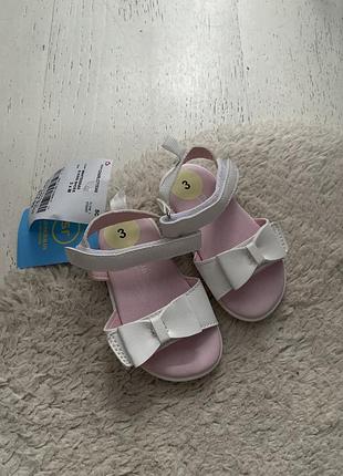 Босоніжки для дівчинки stride rite білі з бантиками 11 см