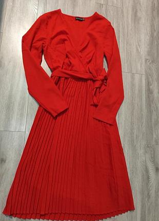 Платье плиссе prettylittlething