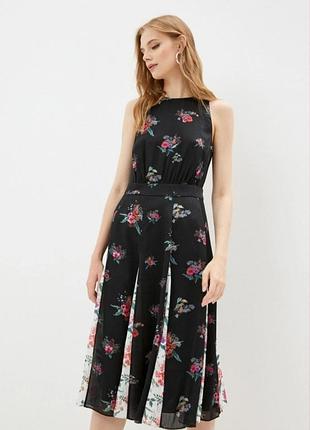 Черное женское миди-платье ted baker liilo с цветочным принтом и плиссированными вставками из коллекции бренда ted baker london.
