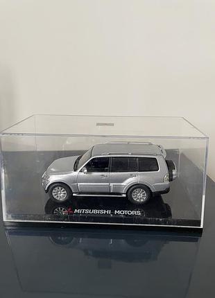 Колекційна модель mitsubishi pajero — сувенірний автомобіль у прозорому боксі
