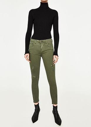 Оливковые хаки джинсы zara с потертостями