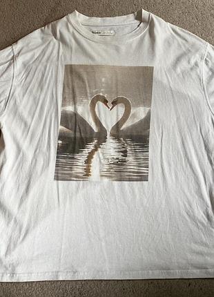 Біла футболка pull&bear з лебедями coquette