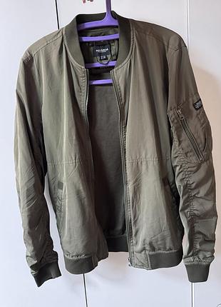 Бомбер чоловічий pull&bear оливковий