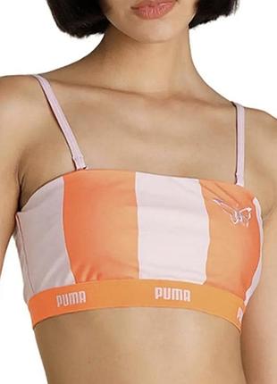 Спортивний топ-бра puma x dua lipa з яскравими рожево-помаранчевими смугами та вишитим білим метеликом (логотипом співачки дуа ліпи).